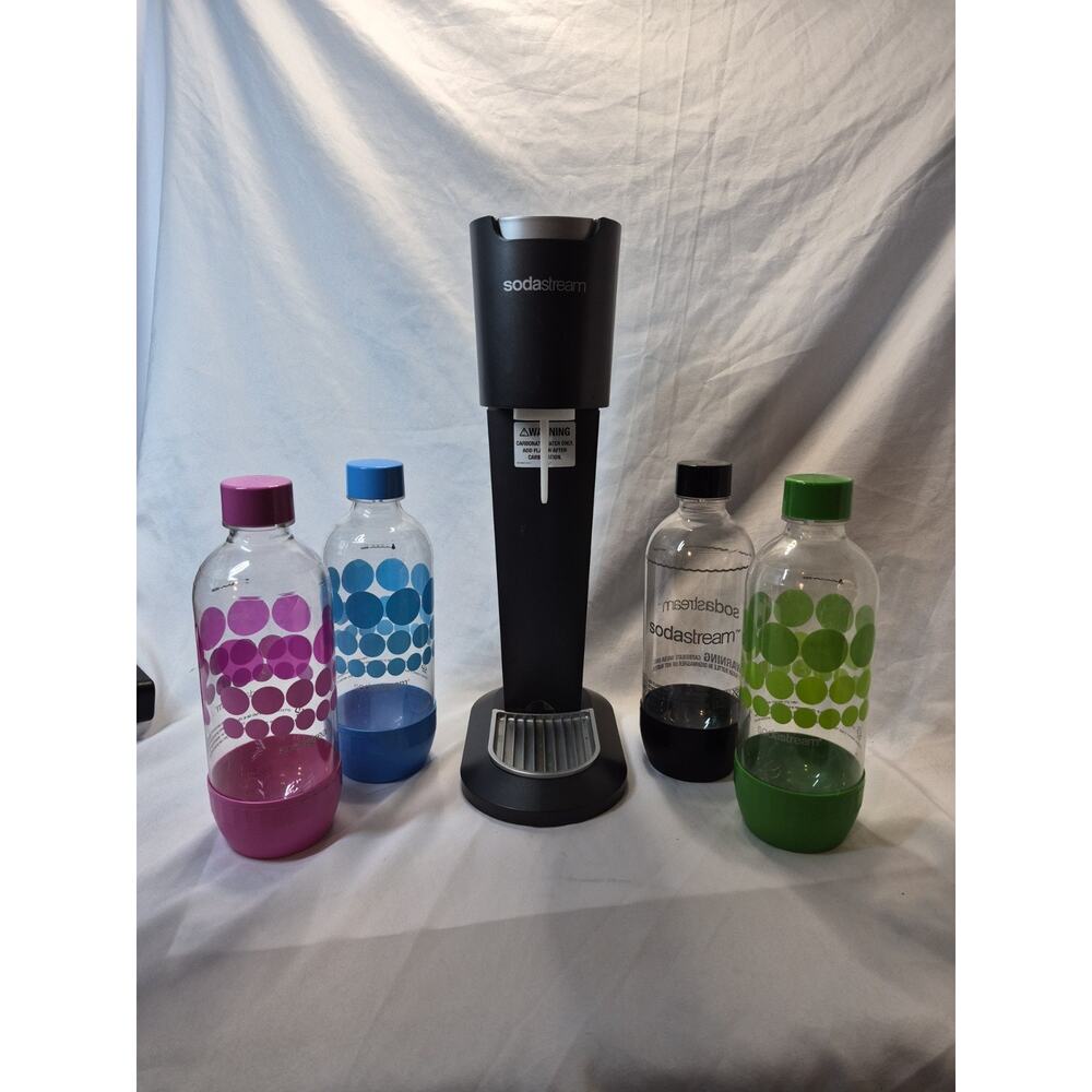 Soda Stream Soda Maker Carbonated Beverage Black With 4 Mixing Bottles..